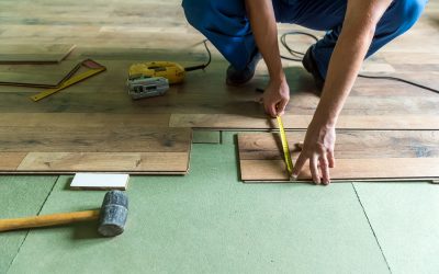 worker install the laminate floor
